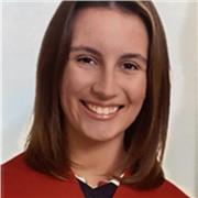 Estudiante de Magisterio da clase de repaso y apoyo escolar